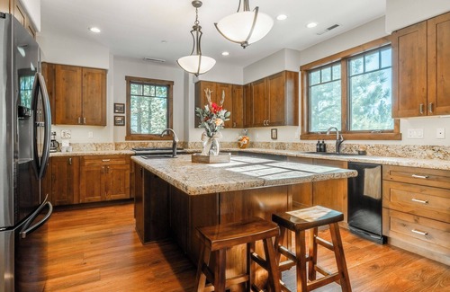 Stonegate House | Luxurious 5-bedroom Home on the Fairway