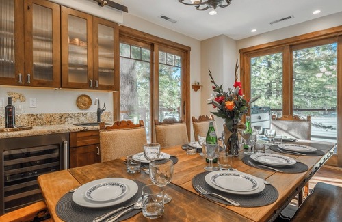 Stonegate House | Luxurious 5-bedroom Home on the Fairway