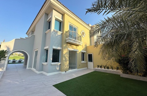 Dubai Sports City Villa | Luxurious 5 Bedroom Golf Course Villa with Stunning Pool, WiFi, AC in Dubai
