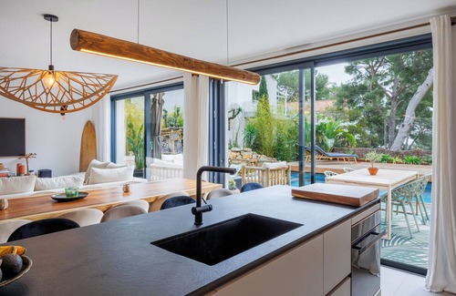 Cassis Villa | Luxurious 5-bedroom villa with WiFi, AC in Cassis, 8 minute walk from beaches