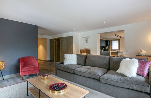 Le Cret Apartment | Luxurious 5-Room Apartment in Val-d'Isère with Balcony and Mountain Views