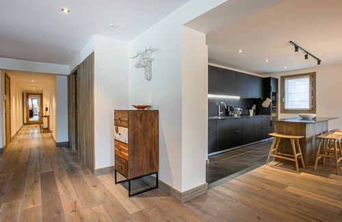 Le Cret Apartment | Luxurious 5-Room Apartment in Val-d'Isère with Balcony and Mountain Views