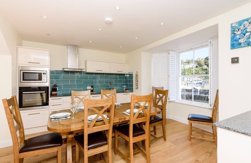 West Looe House | Luxurious 5 star Harbour View Retreat. Free Parking Space. Free Wifi.
