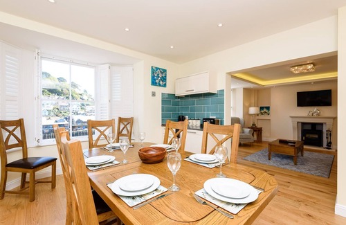 West Looe House | Luxurious 5 star Harbour View Retreat. Free Parking Space. Free Wifi.
