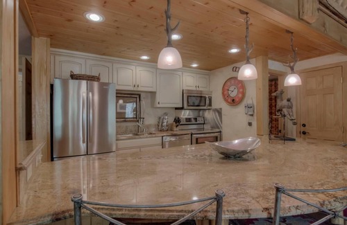 Warrior's Mark Condo | Luxurious. 5 Star Property. Walking distance to Lifts & Main Street. Hot tubs.
