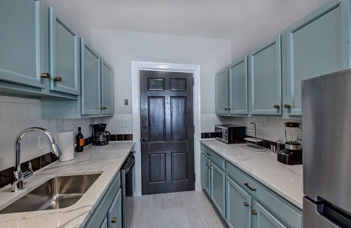Charlotte Apartment | Luxurious 5BR, 3 King Condos | Historic Elizabeth