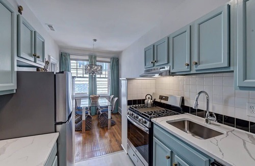 Charlotte Apartment | Luxurious 5BR, 3 King Condos | Historic Elizabeth