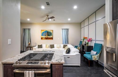 Northside Villa | Luxurious 5BR Home Sleeps-14