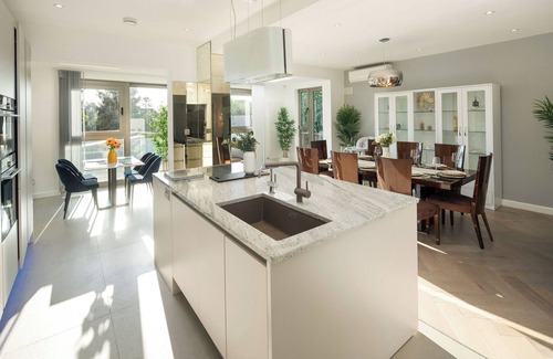 Golders Green House | Luxurious 6-Bed House with Pool and Free Parking