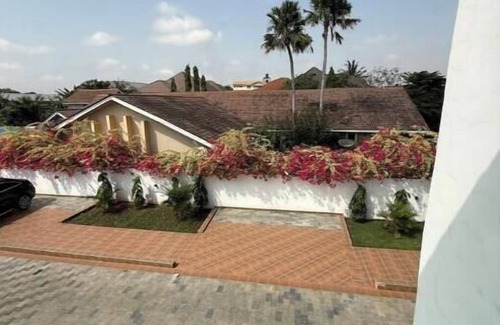 East Legon Apartment | Luxurious 8-Bedroom With Pool Stay in East-Legon