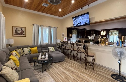 George Town House | Luxurious and Charming 3-bedroom house with WiFi, AC in delightful George Town