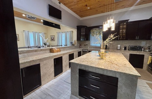 George Town House | Luxurious and Charming 3-bedroom house with WiFi, AC in delightful George Town