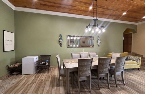 George Town House | Luxurious and Charming 3-bedroom house with WiFi, AC in delightful George Town