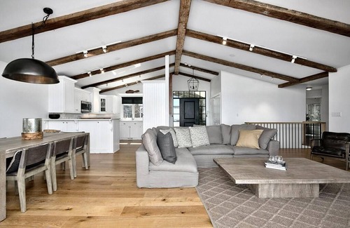 Clearview House | Luxurious and Chic Blue Mountain Chalet with Outstanding Views