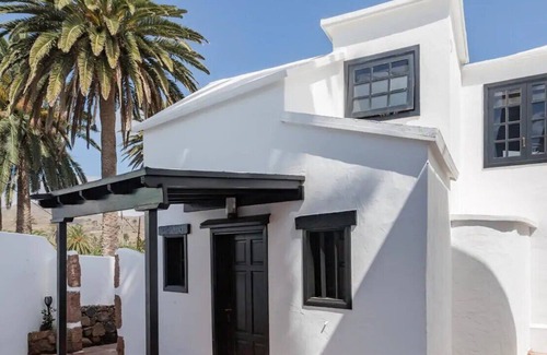 Haria House | Luxurious Apartment “The Penthouse” with Mountain View, Garden, Pool & Wi-Fi