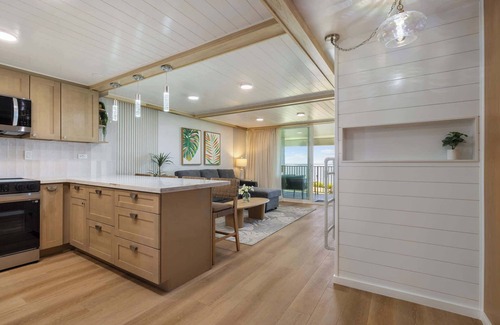 Punaluu Condo | Luxurious Beachfront Condo w/AC