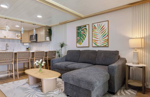 Punaluu Condo | Luxurious Beachfront Condo w/AC