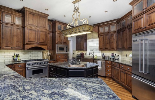 Fort Grounds House | Luxurious, Beautiful, Modern Lake Home- 5 mins walk to Lake CDA and Downtown