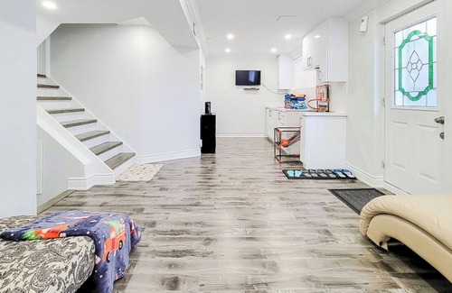 Niagara Falls House | Luxurious Bungalow near falls and Marineland with Heated Pool