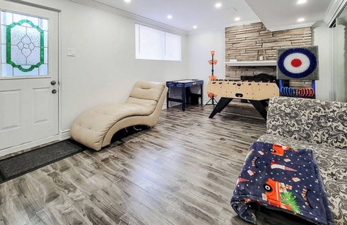 Niagara Falls House | Luxurious Bungalow near falls and Marineland with Heated Pool