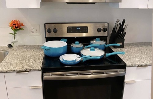 Home Park Apartment | Luxurious & Comfy ~ 5★ Location ~ ♛King Bed ~ Pool