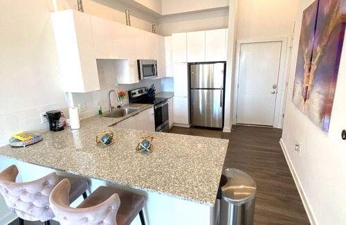 Home Park Apartment | Luxurious & Comfy ~ 5★ Location ~ ♛King Bed ~ Pool