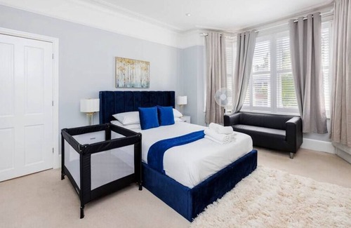 South Acton House | Luxurious & Comfy ~ Garden ~ Pool Table ~ Parking!