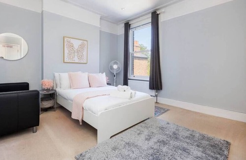 South Acton House | Luxurious & Comfy ~ Garden ~ Pool Table ~ Parking!