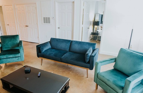 High Point Apartment | ★Luxurious & Comfy ~ Serene Location ~ ♛Royal Beds
