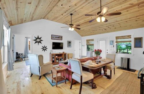 Fredericksburg House | Luxurious Cottage on 3-Acre's in Fred Wine Country