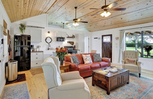 Fredericksburg Cottage | Luxurious Cottage on 3-acre's in Fred Wine Country