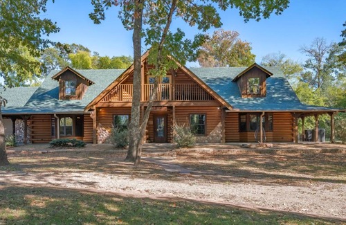 Canton Cabin | Luxurious, Cozy Log Cabin 2 - Family, Pool, Pets - 3 Bed/2 Bathn