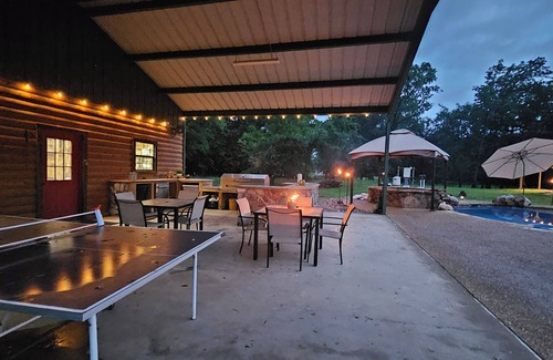 Canton Cabin | Luxurious, Cozy Log Cabin 2 - Family, Pool, Pets - 3 Bed/2 Bathn