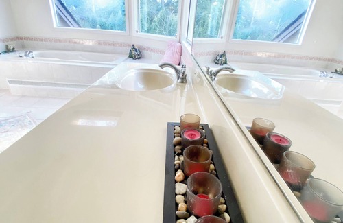 Crescent Beach Bed & Breakfast | Luxurious, Cozy Villa in Great Vancouver close to White Rock/US border