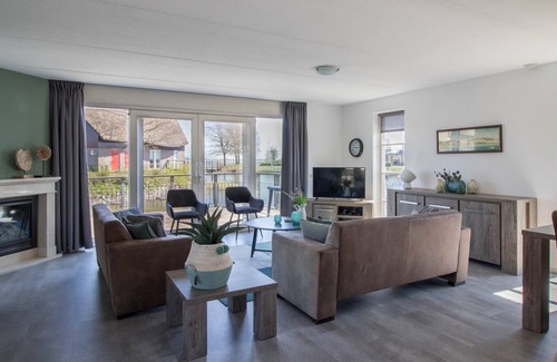 Makkum Cabin | Luxurious detached villa with patio above the water