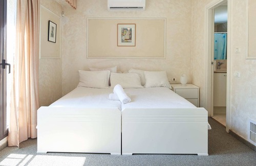 Mamilla Apartment | Luxurious Duplex Garden Parking in David Village