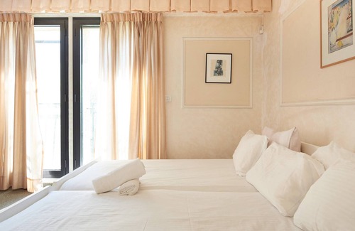 Mamilla Apartment | Luxurious Duplex Garden Parking in David Village