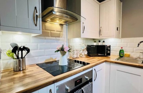 Hawkhead Apartment | Luxurious Ensuite Flat with Free Parking