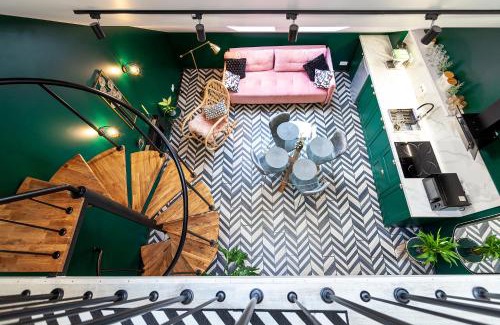 Lviv City Center Apartment | Luxurious flat near Opera theatre-Self check-in & NETFLIX