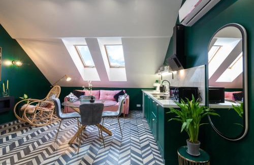 Lviv City Center Apartment | Luxurious flat near Opera theatre-Self check-in & NETFLIX