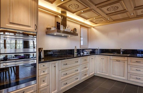 Saanen Apartment | Luxurious Flat with Jacuzzi & Sauna
