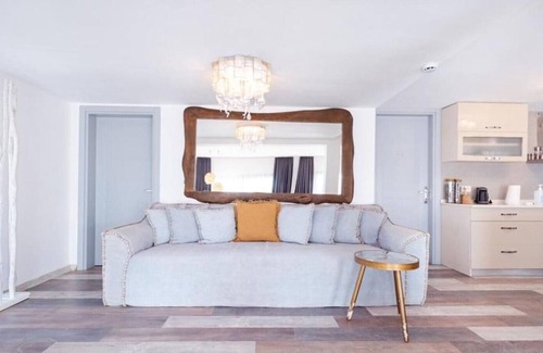 Yalikavak Apartment | Luxurious Flat with Private Beach and Hotel Facilities