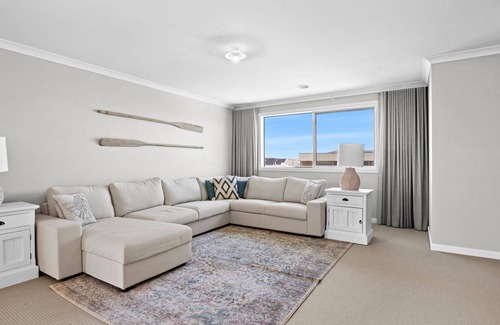 Torquay House | Luxurious Four Bedroomed Property with Pool ideal for Families
