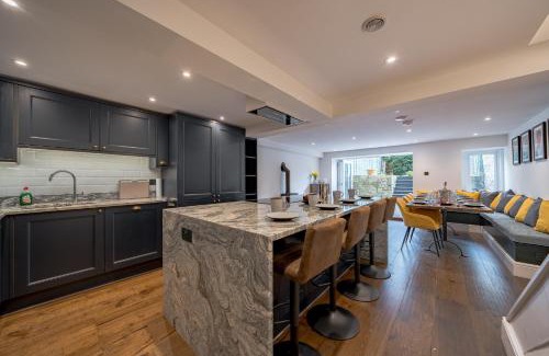 Bath House | Luxurious GRAND 6 BR Home in BATH - Perfect for Groups & Sleeps 12!