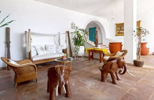 La Condesa House | Luxurious house of "Juan Gabriel" in Acapulco Bay