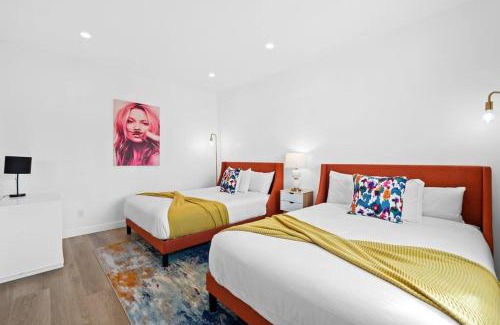 Crenshaw Apartment | Luxurious Home with Hot Tub and Arcades Sleeps 14