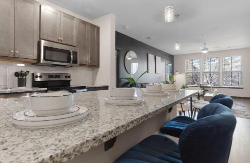 North Raleigh Apartment | Luxurious King 3 Bedroom Suite in North Raleigh