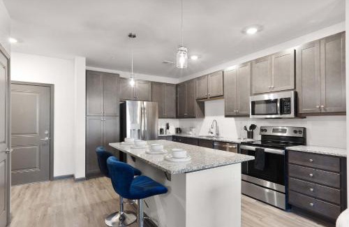 North Raleigh Apartment | Luxurious King 3 Bedroom Suite in North Raleigh