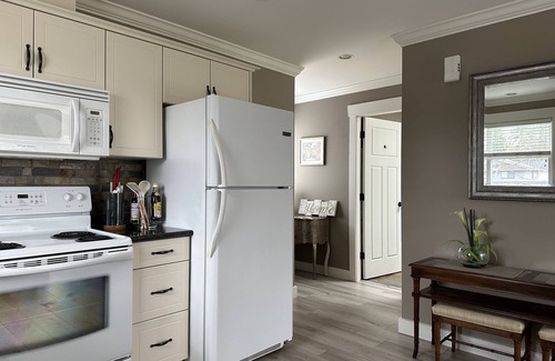 Delta House | Luxurious King Bed Private Entrance In Ladner
