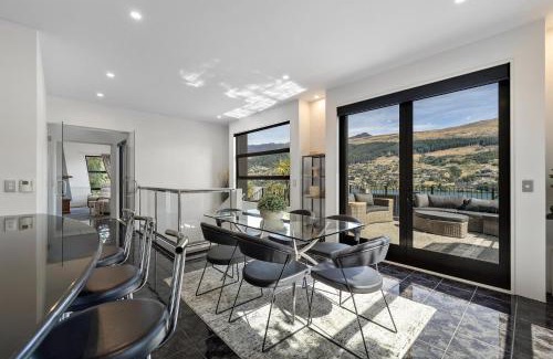 Kelvin Heights Villa | Luxurious Lake View Escape